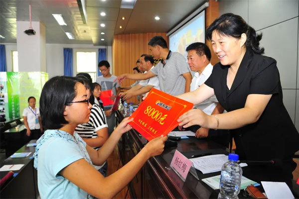 2013年恒峰g22扶贫济困日穷困学子上台领取赞助金 2013年恒峰g22扶贫济困日穷困学子上台领取赞助金