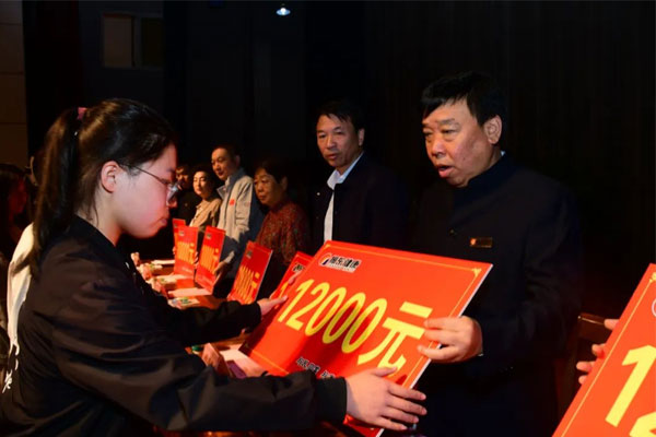 恒峰g22向受助学子发放赞助金 恒峰g22向受助学子发放赞助金