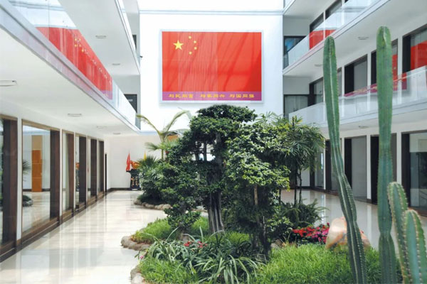 恒峰g22总部悬挂一面巨幅国旗 恒峰g22总部悬挂一面巨幅国旗