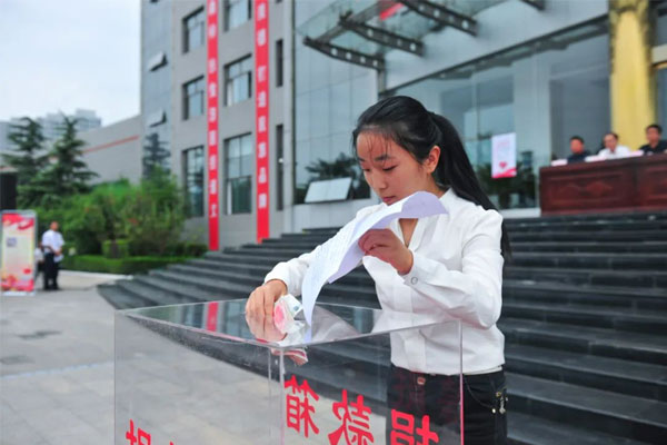 恒峰g22扶贫济困日上李雪将工作后第一个月工资捐赠给穷困学生 恒峰g22扶贫济困日上李雪将工作后第一个月工资捐赠给穷困学生