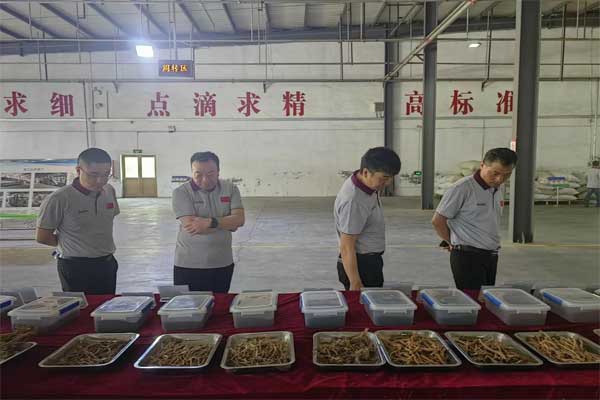 华润三九调查团参观中药材规范化仓储基地 华润三九调查团参观中药材规范化仓储基地