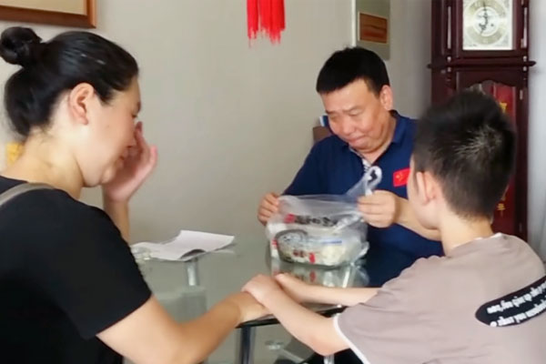 受助儿童许赫轩送来亲手包的饺子 受助儿童许赫轩送来亲手包的饺子